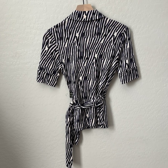 Diane von Furstenberg 100% Silk Abstract Wrap Top Purple Black Size 6 - Picture 5 of 5